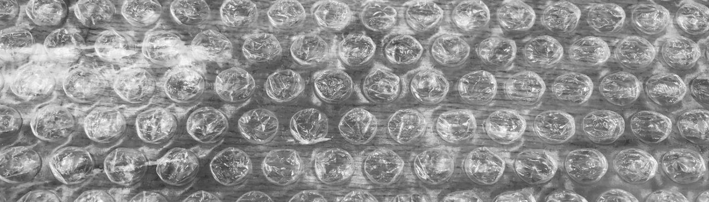 zwart-wit foto van bubbeltjes plastic.